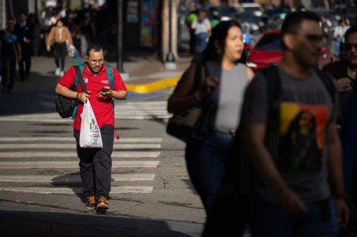 epa12826414 People wait at a bus stop during a transportation strike in Caracas, Venezuela, 16 March 2026. Venezuela’s acting president, Delcy Rodriguez, denounced an attempt to shut down transportation in capital after members of the sector called for a strike to demand an increase in the minimum fare.  EPA/Ronald Pena R