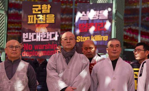 epa12826561 South Korean monks look on before performing the Buddhist praying act of Dharna - walking three steps and making one bow - toward the US Embassy during a protest against US President Trump, in Seoul, South Korea, 17 March 2026. Protesters gathered to oppose Trump’s request for South Korea to send ships to the Strait of Hormuz.  EPA/JEON HEON-KYUN