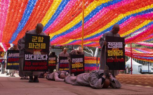 epa12826562 South Korean monks perform the Buddhist praying act of Dharna - walking three steps and making one bow - toward the US Embassy during a protest against US President Trump, in Seoul, South Korea, 17 March 2026. Protesters gathered to oppose Trump’s request for South Korea to send ships to the Strait of Hormuz.  EPA/JEON HEON-KYUN