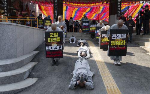 epa12826564 South Korean monks perform the Buddhist praying act of Dharna - walking three steps and making one bow - toward the US Embassy during a protest against US President Trump, in Seoul, South Korea, 17 March 2026. Protesters gathered to oppose Trump’s request for South Korea to send ships to the Strait of Hormuz.  EPA/JEON HEON-KYUN