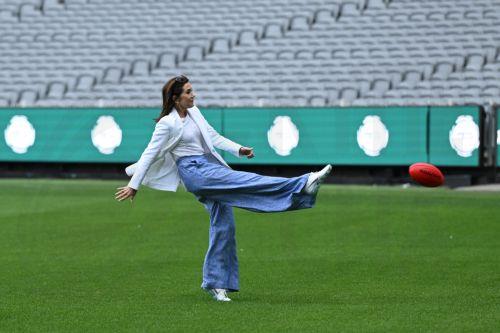 epa12826577 Denmark's Queen Mary kicks a rugby football at the MCG in Melbourne, Australia, 17 March 2026. The royal couple is visiting Australia from 14 March until 19 March 2026.  EPA/JAMES ROSS AUSTRALIA AND NEW ZEALAND OUT
