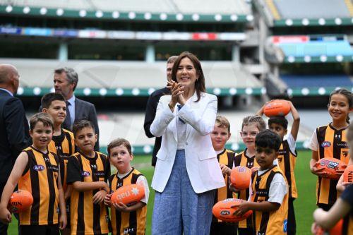 epa12826585 Denmark's Queen Mary (C) reacts after hand balling a rugby football during a visit to the MCG in Melbourne, Australia, 17 March 2026. The royal couple is visiting Australia from 14 March until 19 March 2026.  EPA/JAMES ROSS AUSTRALIA AND NEW ZEALAND OUT