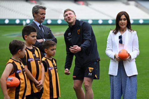 epa12826601 (L-R) Denmark's King Frederik X, James Sicily of Hawthorn and Queen Mary react during a visit to the MCG in Melbourne, Australia, 17 March 2026. The royal couple is visiting Australia from 14 March until 19 March 2026.  EPA/JAMES ROSS AUSTRALIA AND NEW ZEALAND OUT