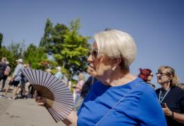 Δεν λαμβάνει θέση υπέρ ή κατά των κλιματ