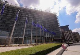 Διαψεύδει η Κομισιόν ότι μετά τον Καναδά