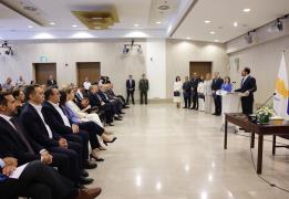 Μετά την τελετή διαβεβαίωσης πιάνουν δου