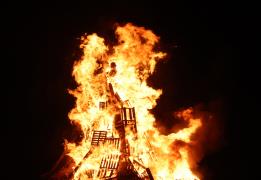 Συνεργεία συνεχίζουν να συλλέγουν ξύλα π