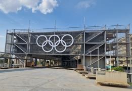 Μεσίστιες οι σημαίες στο Ολυμπιακό Μέγαρ