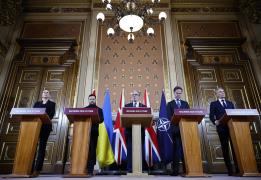 O Μακρόν συναντάται με Ζελένσκι, Στάρμερ