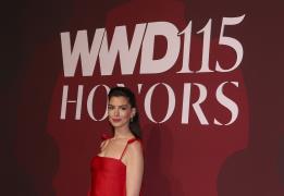 H Αν Χάθαγουεϊ γίνεται ποπ είδωλο στην τ