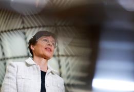 مفوضة التوسيع في الاتحاد الأوروبي تناقش 