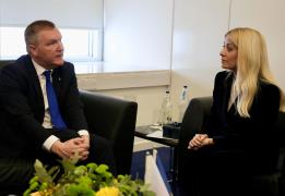 Ηοuse President discusses with Commissio