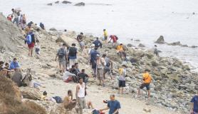 Χιλιάδες μετανάστες από το Μαρόκο φτάνουν στο θύλακα της Θέουτα
