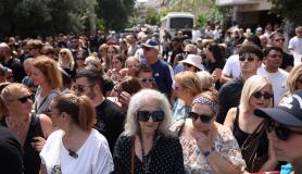 Χιλιάδες κόσμου για το τελευταίο αντίο στον Γιώργο Μαζωνάκη