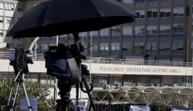 O Ποντίφικας νοσηλεύεται σε νοσοκομείο στη Ρώμη μετά από επέμβαση