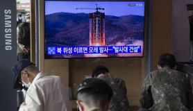 Νοτιοκορεάτες παρακολουθούν ειδήσεις για κατασκοπευτικό δορυφόρο Β,. Κορέας
