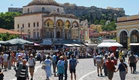 Τουρίστες στο Μοναστηράκι στην Αθήνα