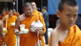 Bουδιστές μοναχοί υποβάλλονται σε ιατρικές εξετάσεις