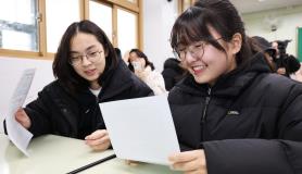 Φοιτητές λαμβάνουν αποτελέσματα για εισδοχή σε Πανεπιστήμια στη Νότια Κορέα