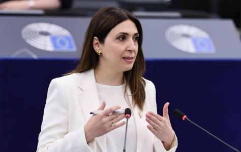 Στις Βρυξέλλες η Μ. Ραουνά για να προεδρ