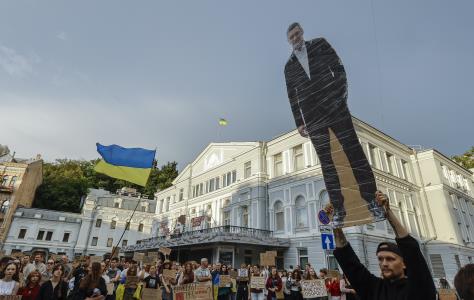 Χιλιάδες διαδηλωτές στο Κίεβο ζητούν την