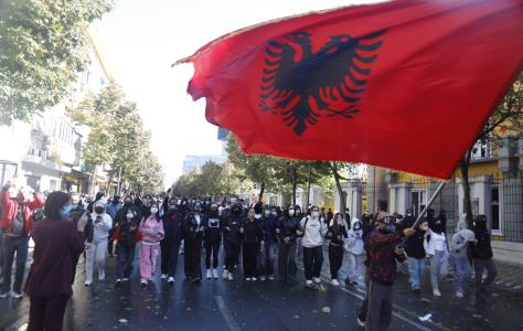 Έξω από το αλβανικό κοινοβούλιο οι διαδη