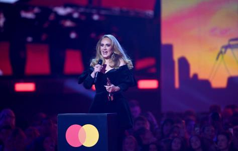 Η Adele αποθεώνει τη Σελίν Ντιόν