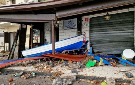 Ιταλία: Κατάρρευση τριώροφου κτιρίου στη