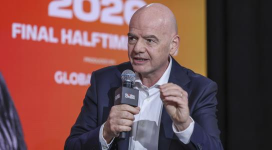 Ο Πρόεδρος της FIFA ταξιδεύει στην Κολομ