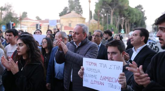 Διαμαρτυρία φοιτητών έξω από τη Βουλή γι