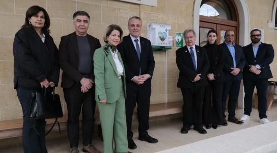 Δύο απινιδωτές δημόσιας πρόσβασης στον Σ