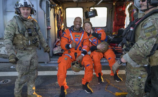 Πίσω στη Γη οι αστροναύτες της αποστολής