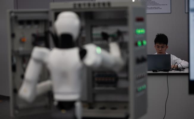 Ρομπότ διεξάγουν πειράματα σε εργαστήριο