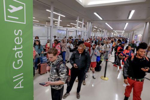 Κλειστό το αεροδρόμιο La Guardia στη Ν. Υ. λόγω σύγκρουσης αεροσκάφους με όχημα