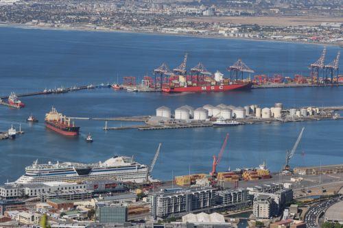 Ο Τραμπ προειδοποιεί ξανά το Ιράν να ανοίξει το Στενό του Ορμούζ