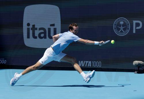 Πρωτοφανής διασυρμός για Μεντβέντεφ στο Masters του Μόντε Κάρλο