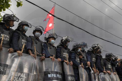 Συνελήφθη ο πρώην πρωθυπουργός του Νεπάλ για την αιματηρή καταστολή των διαδηλώσεων