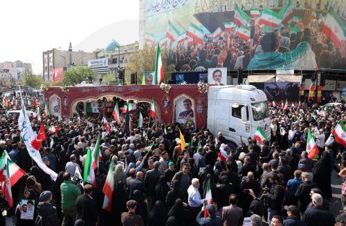 Στους δρόμους Τεχεράνης Ιρανοί αξιωματούχοι για να δείξουν πως διατηρούν τον έλεγχο