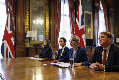 Με κυρώσεις απειλείται το Ιράν αν παραμείνει κλειστό το Στενό του Ορμούζ