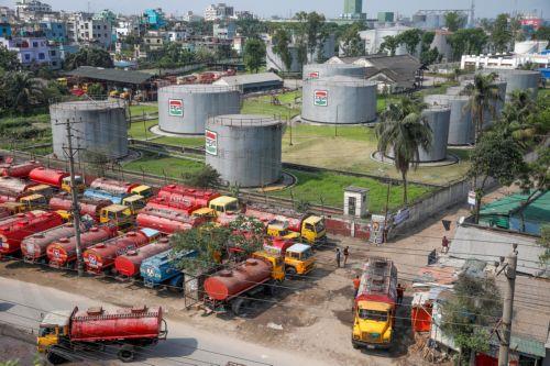 Μειώνει ωράριο στα καταστήματα και απαγορεύει γαμήλιο διάκοσμο με φώτα το Μπαγκλαντές για εξοικονόμηση ενέργειας