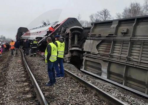 Στους 14 αυξήθηκαν οι νεκροί από τη σύγκρουση τρένων στην Ινδονησία