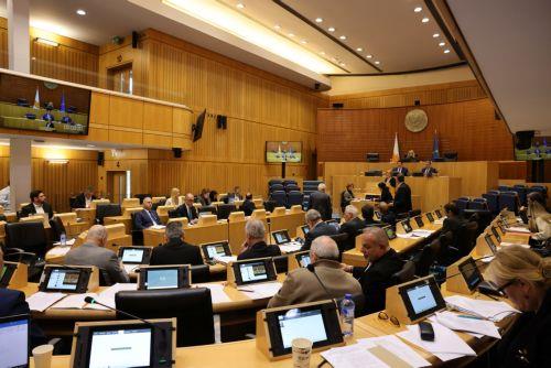 Κρίσιμη και ωφέλιμη η κάλυψη του έργου της Βουλής από δημοσιογράφους, είπε η ΠτΒ