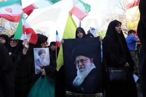 Φόρο τιμής στον Αλί Χαμενεΐ αποτίνουν οι Ιρανοί