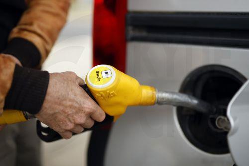 Εξι στους 10 Γάλλους δηλώνουν ότι «έχουν σφίξει το ζωνάρι» λόγω καυσίμων