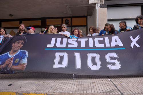 Καταγγελία «χειραγώγησης» της οικογένειας Μαραντόνα από τους γιατρούς