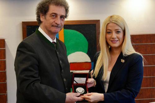 Η Αννίτα Δημητρίου απένειμε το αργυρό μετάλλιο της Βουλής στον Κύρο Πατσαλίδη