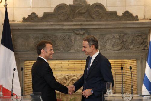 Mitsotakis and Macron sign agreements, reaffirm mutual assistance clause