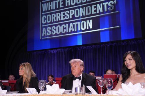 Πυρά σε δείπνο της ένωσης ανταποκριτών Λευκού Οίκου, απομακρύνθηκε εσπευσμένα ο Τραμπ