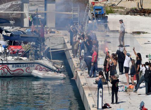 Αποβιβάστηκαν στην Κρήτη οι ακτιβιστές του στολίσκου της Γάζας
