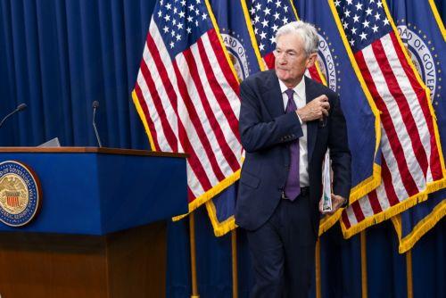 ΗΠΑ: Ο Πάουελ αποχωρεί από επικεφαλής της Fed, αλλά παραμένει ως διοικητής, αμετάβλητα τα επιτόκια